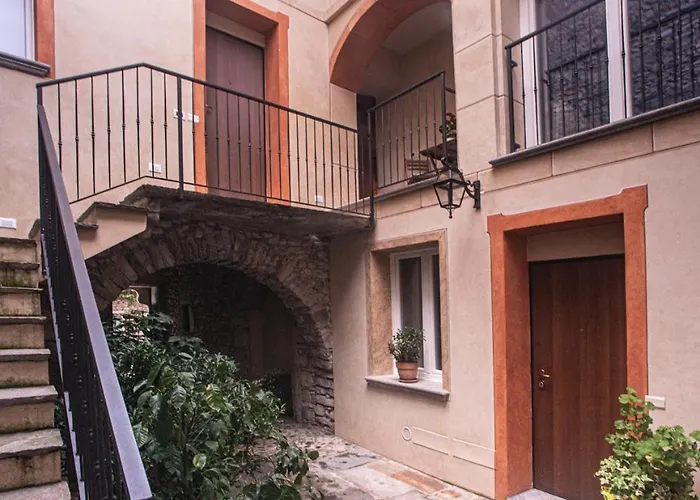 Historical Court - Di Bedero Apartment Brezzo